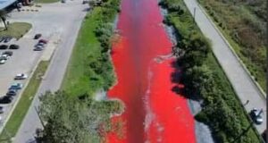 Rio fica vermelho na periferia de cidade da argentina